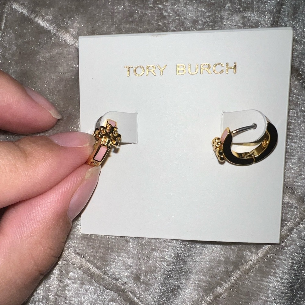 TORY BURCH KIRA ENAMEL HUGGIE EARRING 🩷